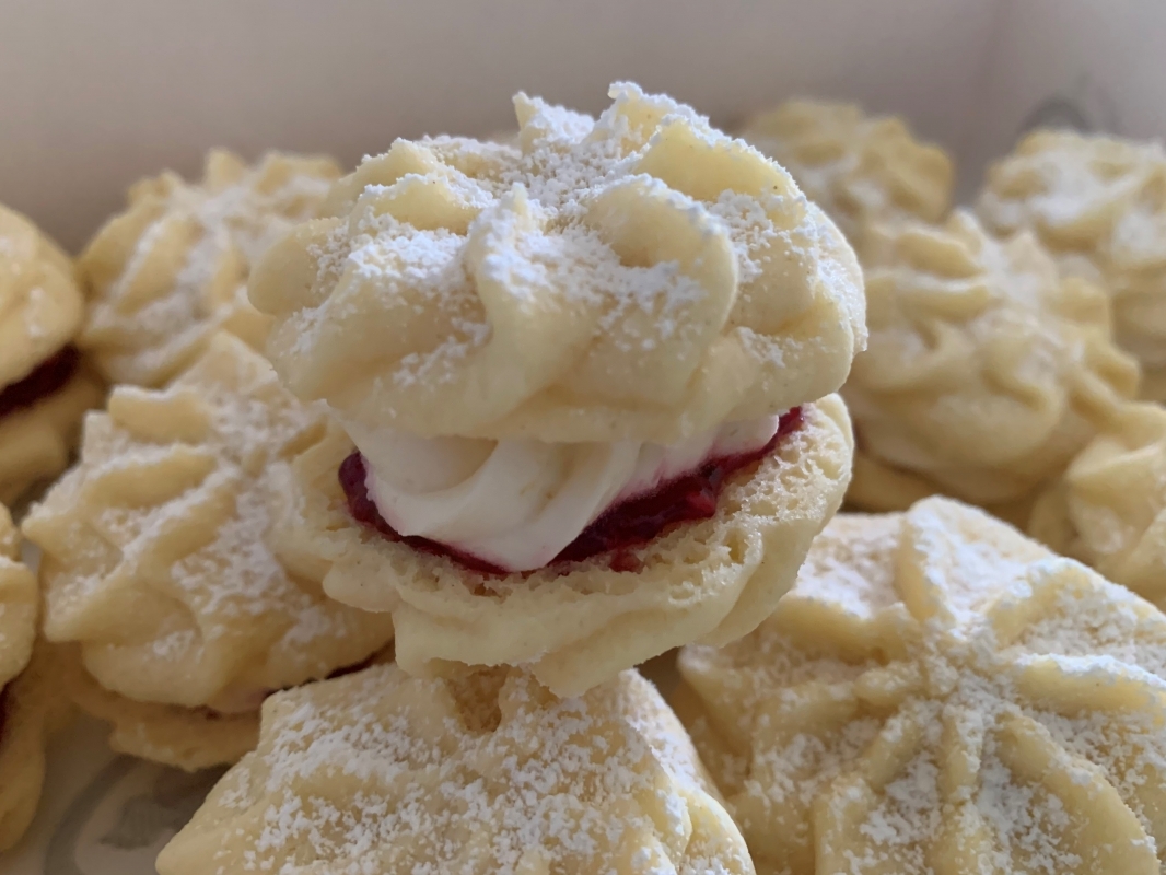 vegan-gluten-free-viennese-whirl-biscuits-with-lemon-frosting-and-raspberry-puree-july-2023-5-002.jpg